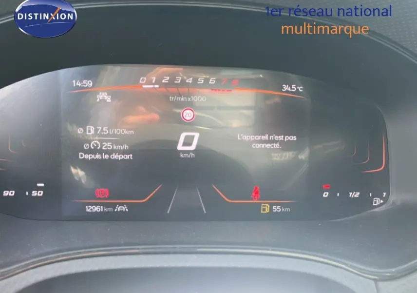 Vue rapprochée du tableau de bord numérique du SEAT Arona bleu Fjord, affichant vitesse et informations de conduite.