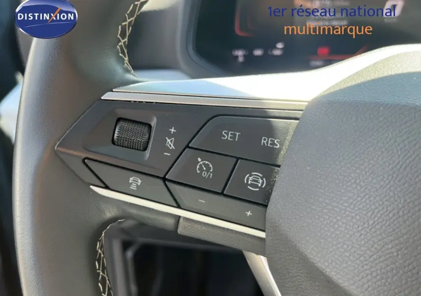 Gros plan sur les commandes au volant à gauche du SEAT Arona 2025, finition Style Special Edition, intérieur gris noir.
