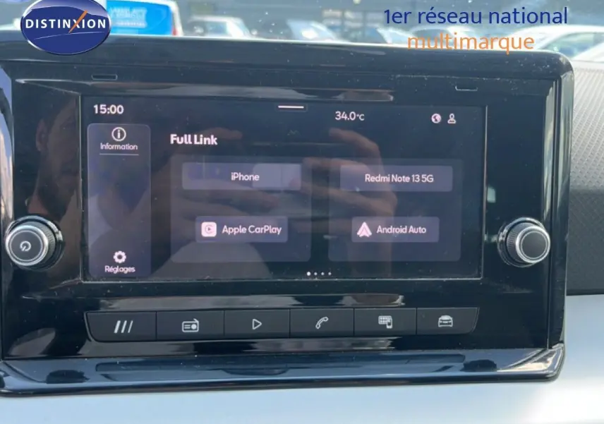 Écran tactile central du tableau de bord du SEAT Arona 2025 affichant les options Apple CarPlay et Android Auto.