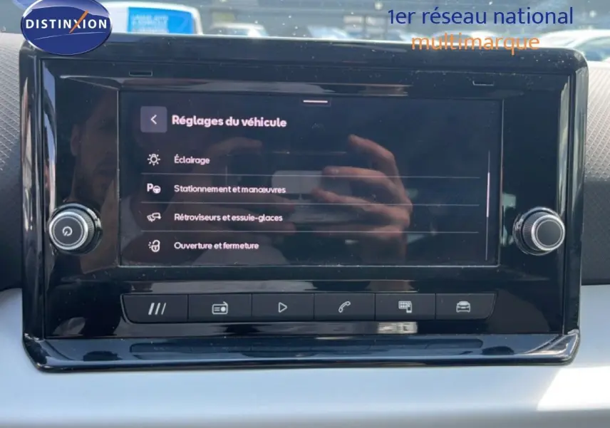 Écran tactile central du tableau de bord du SEAT Arona 2025, affichant les réglages du véhicule en intérieur gris-noir.