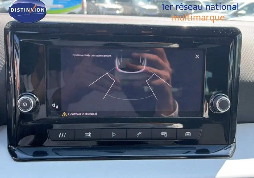 Écran tactile central du tableau de bord du SEAT Arona 2025 affichant l'aide au stationnement.