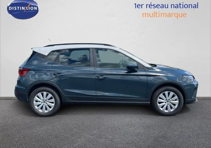 Vue de profil côté gauche d'une SEAT Arona bleu Fjord avec toit blanc, finition Style Special Edition 2025.