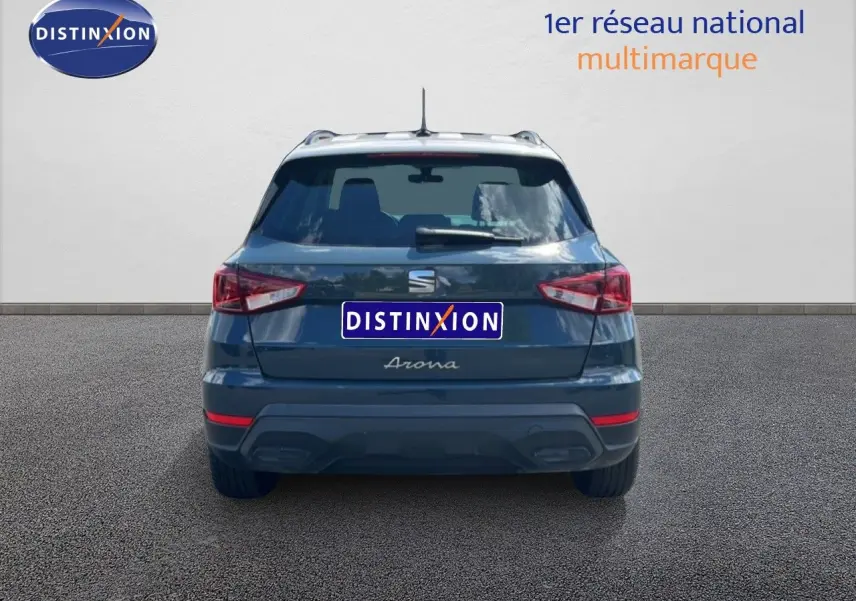 Vue arrière d'un SEAT Arona bleu Fjord avec toit blanc, version Style Special Edition 2025, sur fond neutre.