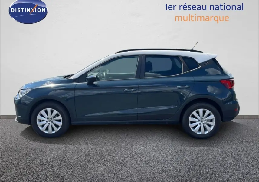Vue de profil côté gauche d'une SEAT Arona bleu Fjord avec toit blanc, finition Style Special Edition 2025.