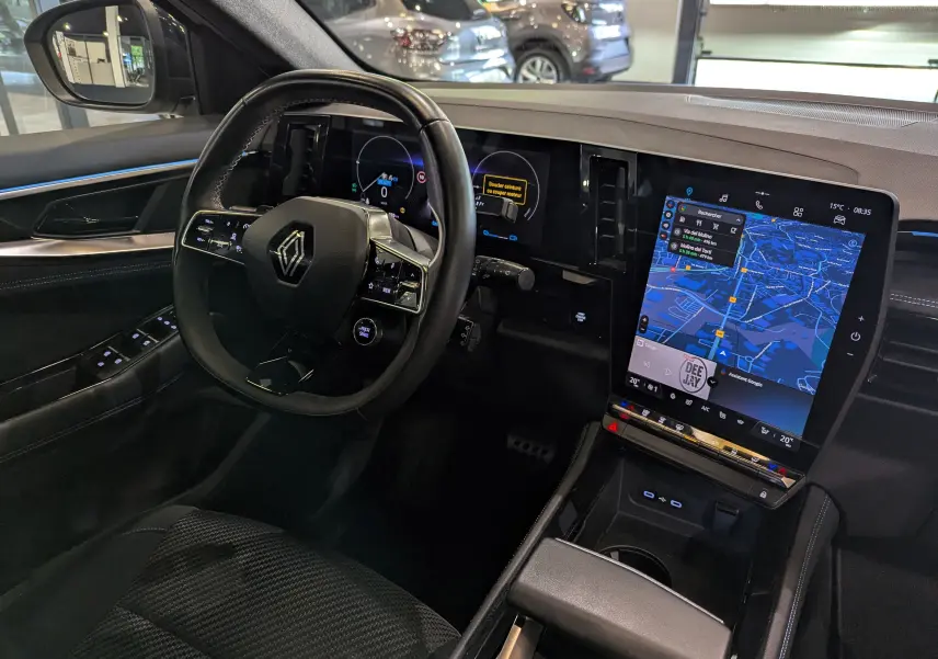 Intérieur du Renault Austral E-Tech 2023 vu côté conducteur, avec tableau de bord numérique et grand écran tactile central.