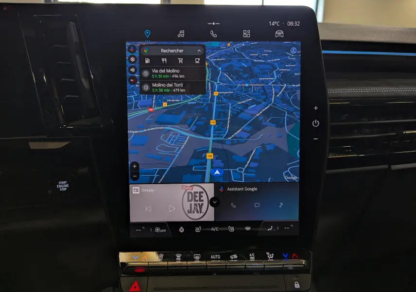 Écran tactile central du Renault Austral E-Tech 2023 montrant la navigation GPS et commandes climatisation sur tableau de bord noir.