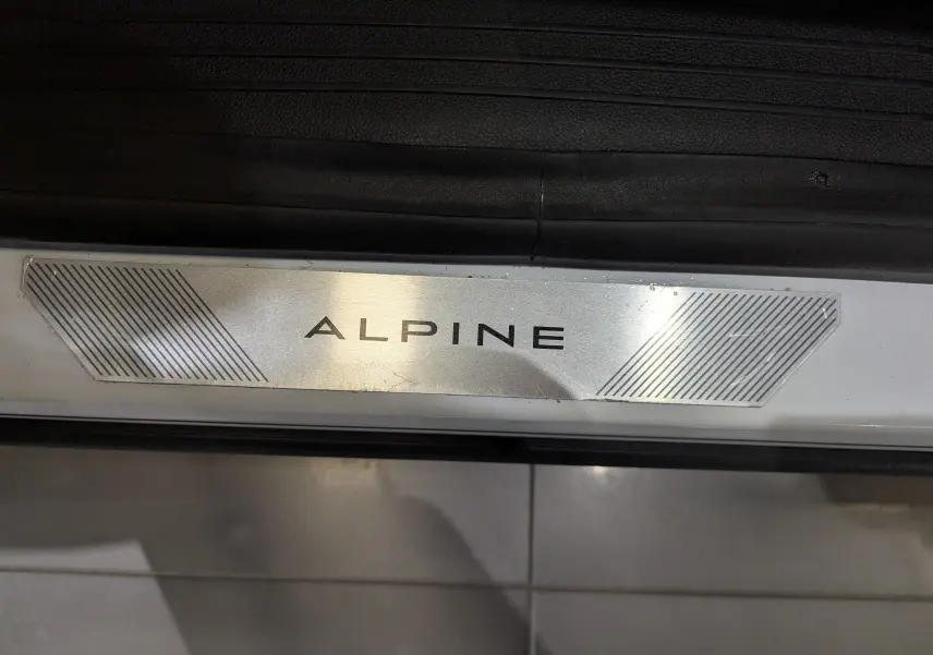 Plaque de seuil de porte ALPINE sur Renault Austral E-TECH blanc nacré, détail intérieur côté bas de porte.