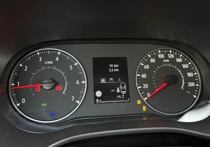 Tableau de bord du Dacia Jogger 2024 affichant compte-tours, vitesse, et indicateurs de carburant essence et GPL.