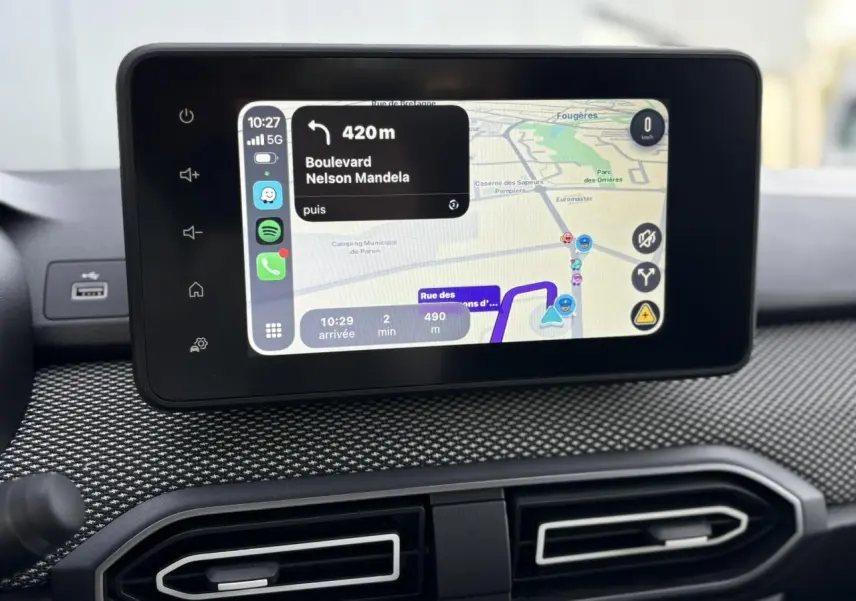 Écran tactile GPS couleur 8 pouces du tableau de bord du Dacia Jogger 2024 avec navigation active.