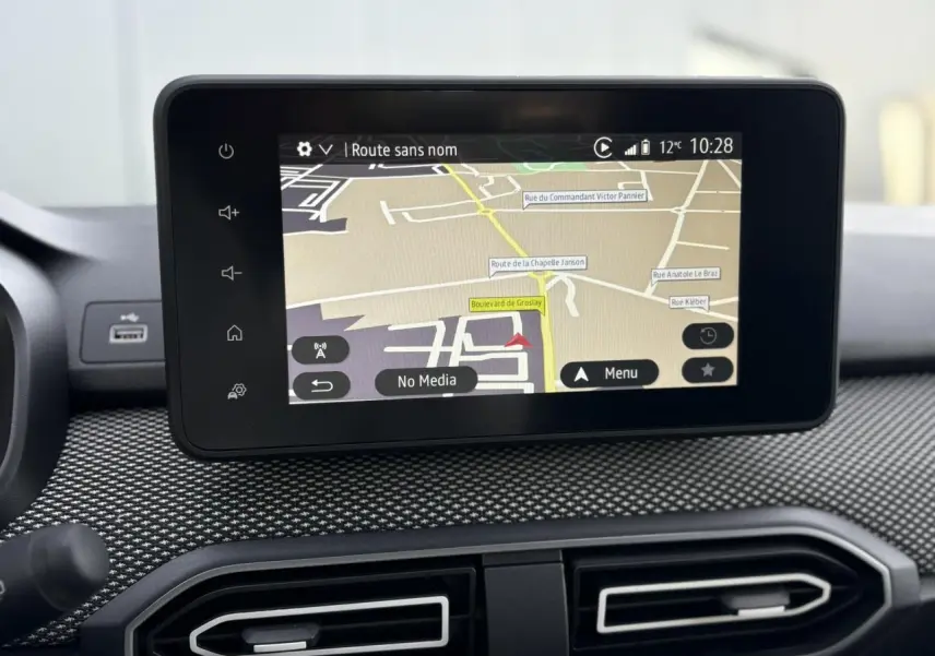Écran tactile GPS 8 pouces du Dacia Jogger 2024 affichant une carte de navigation intérieure.