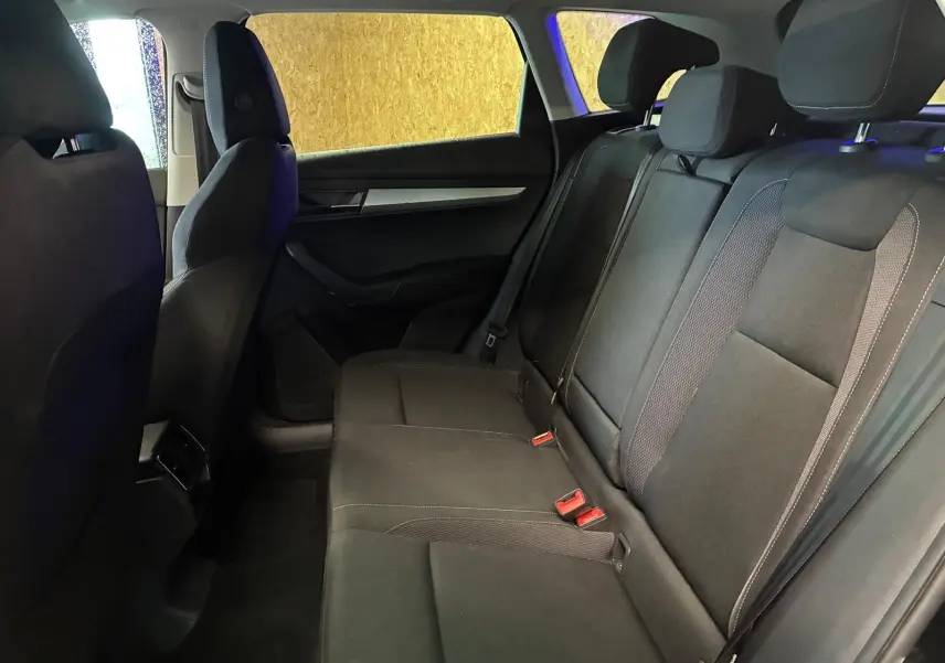Vue intérieure côté droit des sièges arrière en tissu noir du Skoda Karoq 2023, version Business diesel.