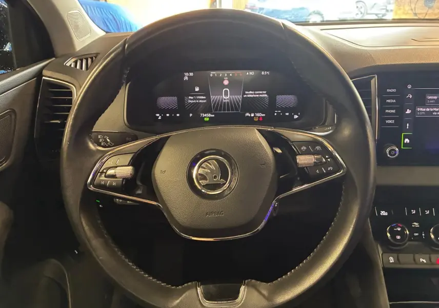 Vue rapprochée du volant noir et du tableau de bord numérique du Skoda Karoq 2.0 TDI 115 DSG7 Business 2023.