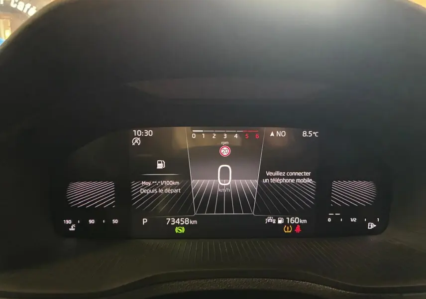 Tableau de bord numérique du Skoda Karoq 2023 affichant vitesse à 0 km/h et 73 458 km au compteur.