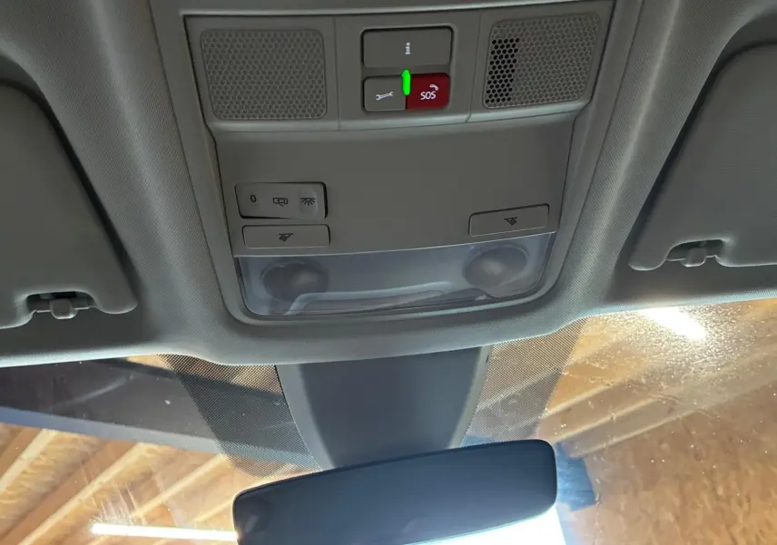 Vue intérieure du plafonnier avec commandes d’éclairage et bouton SOS sur un Skoda Karoq noir 2023.