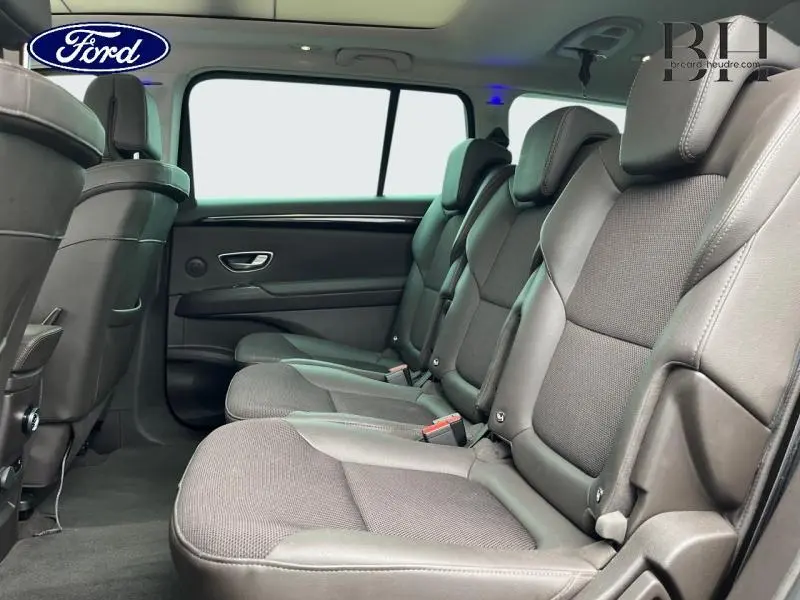 Vue intérieure côté droit sur les trois sièges individuels arrière en tissu et cuir du Renault Espace noir étoilé 2017.