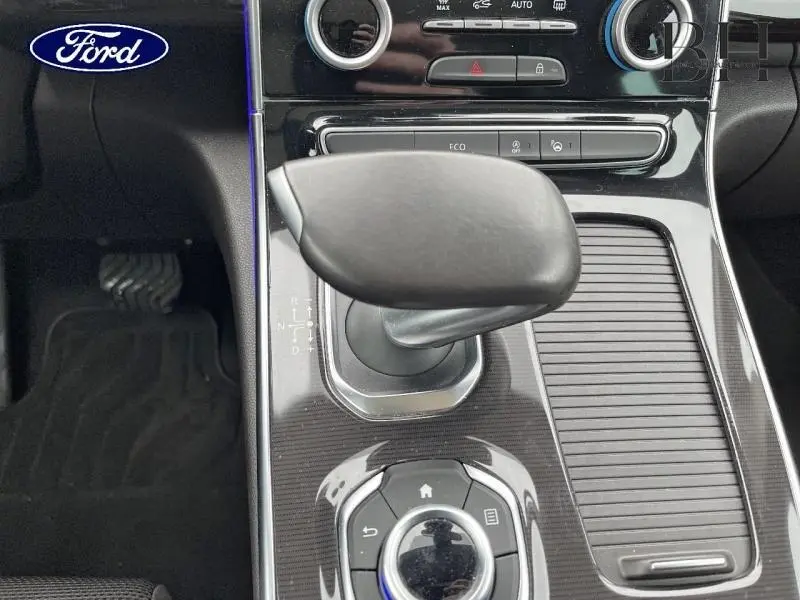 Le levier de vitesses automatique noir du Renault Espace 1.6 dCi 160ch energy Zen EDC vu en gros plan sur la console centrale.