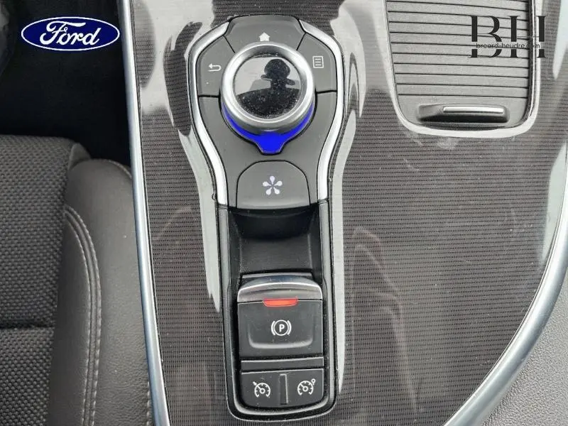 Gros plan sur la console centrale avec la commande de boîte automatique et frein électrique du Renault Espace noir étoilé.