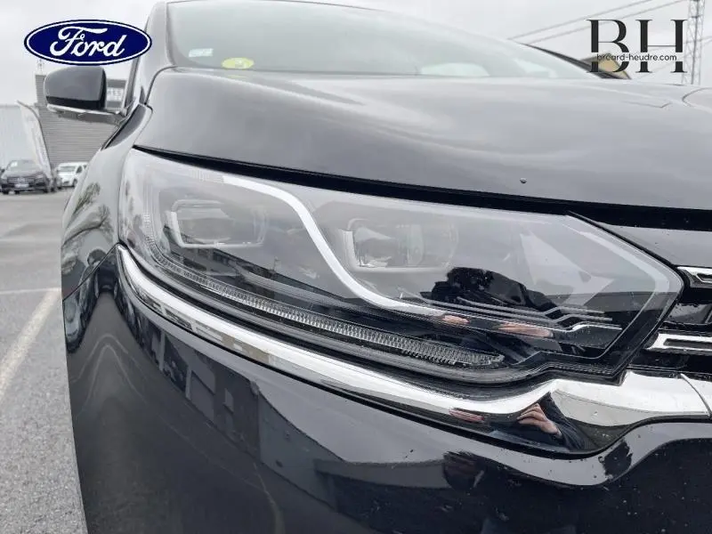 Gros plan sur le phare avant droit noir étoilé du Renault Espace 2017, soulignant ses lignes LED et détails chromés.