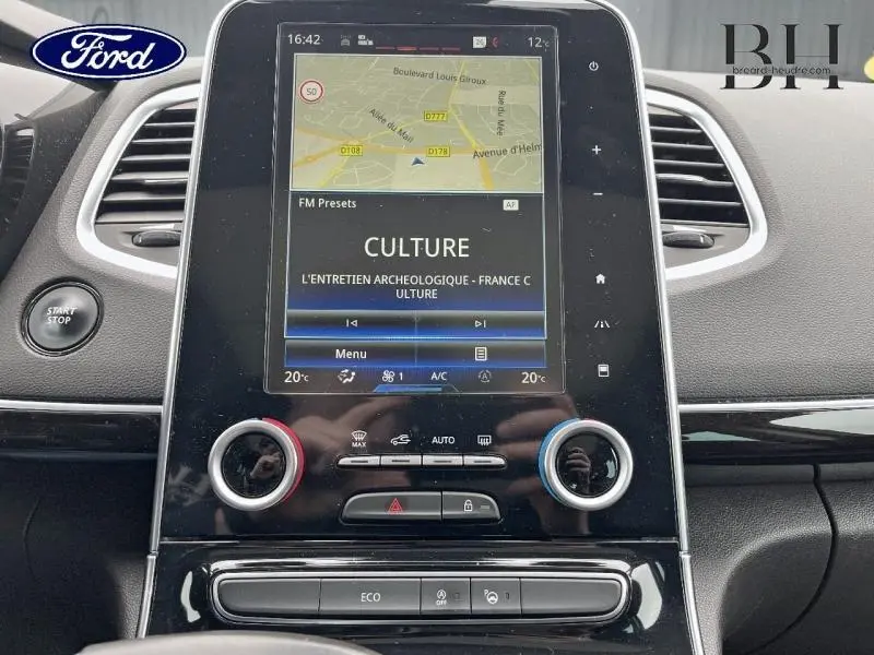 Tableau de bord du Renault Espace 2017 noir étoilé, vue frontale centrée sur l'écran tactile GPS et commandes climatisation.