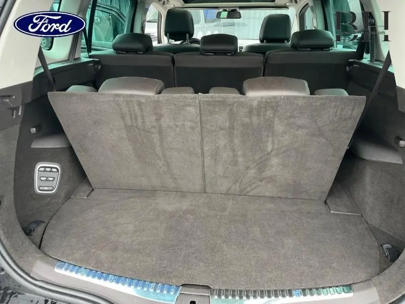 Vue arrière du coffre spacieux du Renault Espace noir étoilé avec sièges individuels en rang 2 partiellement rabattus.