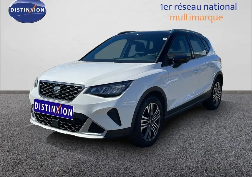SEAT Arona blanc Nevada avec toit noir, vue 3/4 avant droit, mettant en valeur ses jantes alliage et calandre distinctive.