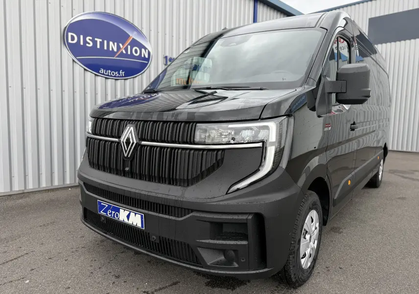 Vue 3/4 avant d'un Renault Master noir nacré 2024 avec calandre noire et phares LED distinctifs.