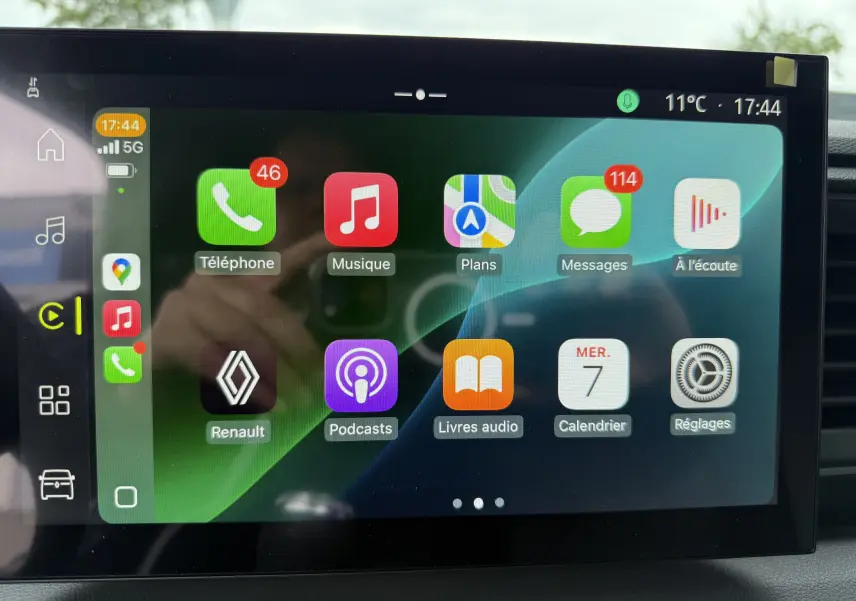 Écran tactile central du Renault Master 2024 affichant les applications téléphoniques et multimédia en interface connectée.