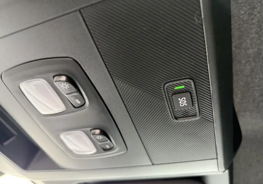 Boutons d'éclairage et alerte SOS intégrés au plafond intérieur du Renault Master noir nacré 2024.