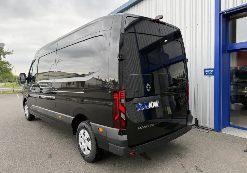 Vue 3/4 arrière droite d'un Renault Master noir nacré 2024 avec feux LED et logo Renault sur porte arrière.