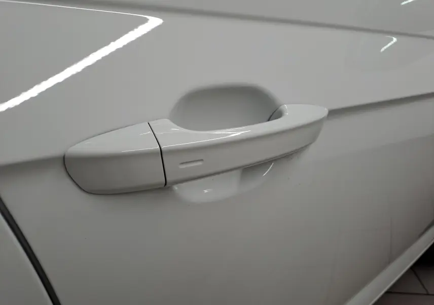 Poignée de porte côté gauche blanche du Volkswagen Taigo 1.5 TSI 150 DSG7 R-Line Edition toit ouvrant.