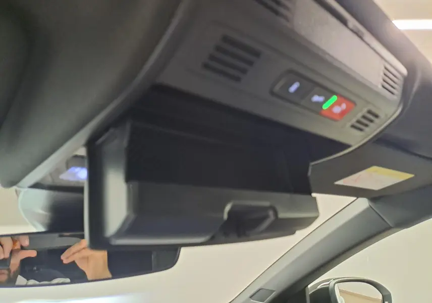 Gros plan sur le compartiment lunettes ouvert dans l'habitacle noir du Volkswagen Taigo 1.5 TSI R-Line, côté conducteur.