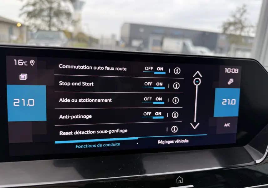 Écran tactile intérieur de la Citroën C4 2022 affichant les réglages d’aides à la conduite et la climatisation à 21°C.