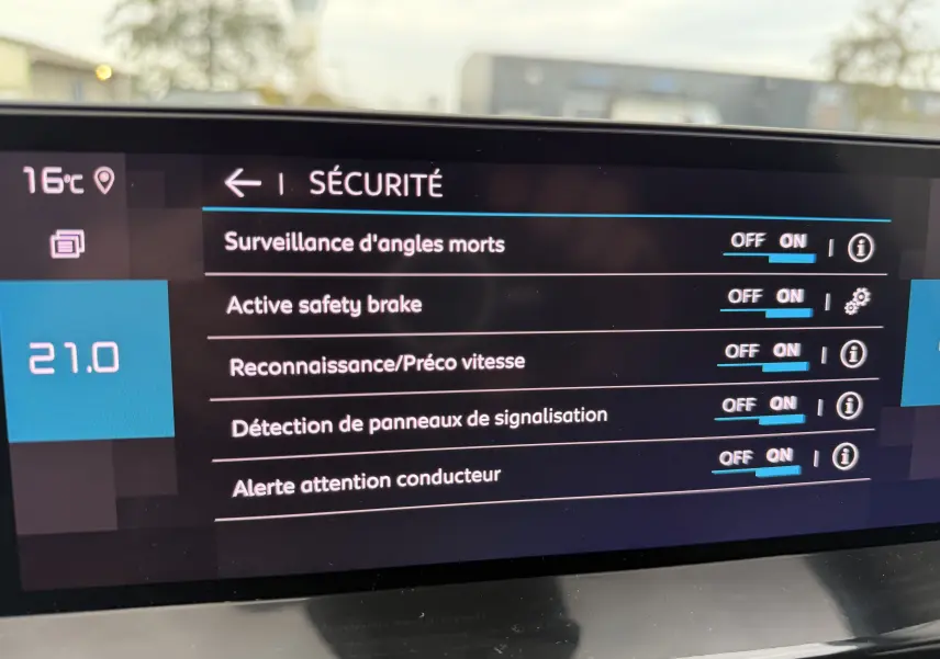Écran central de la Citroën C4 2022 affichant les réglages de sécurité avec options activées, intérieur noir.