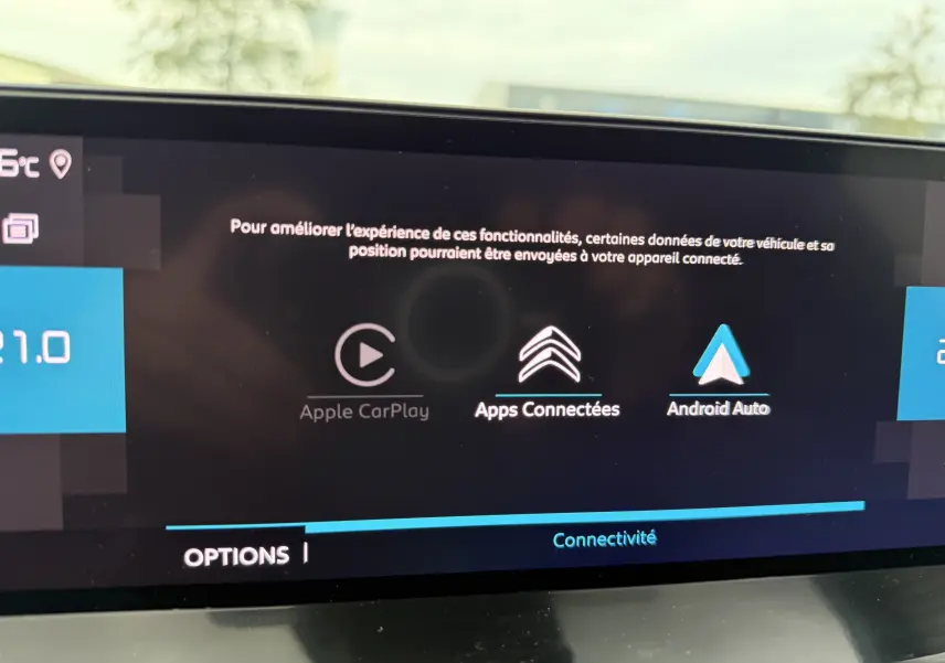 Écran tactile central de la Citroën C4 2022 affichant les options Apple CarPlay, Apps Connectées et Android Auto.