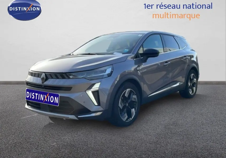 Vue 3/4 avant d'une Renault Symbioz gris cassiopée métal avec calandre moderne et jantes bi-ton distinctives.