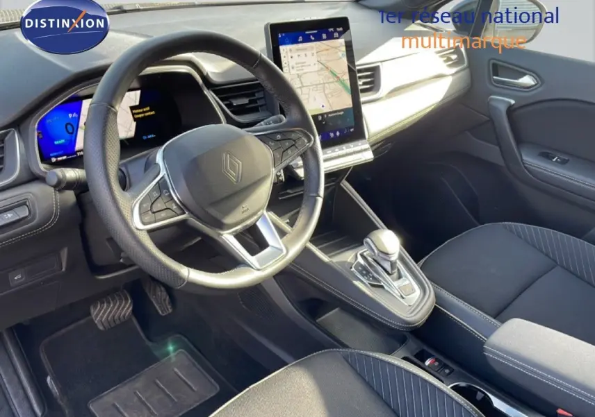 Vue intérieure côté conducteur du Renault Symbioz gris cassiopée, avec volant multifonction et écran tactile central.