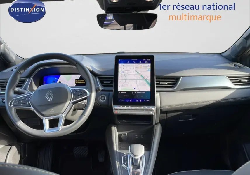 Vue intérieure frontale du tableau de bord gris cassiopée métal de la Renault Symbioz 2025 avec écran tactile vertical central.
