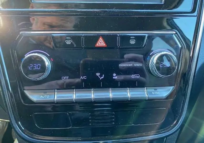 Gros plan sur la console centrale du Ssangyong Tivoli 2021, avec commandes climatisation digitale et finition noire brillante.