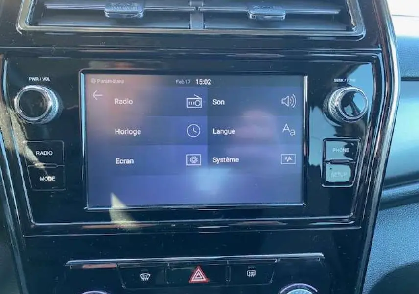 Écran tactile central du tableau de bord du SsangYong Tivoli gris foncé 2021, affichant les réglages audio et système.