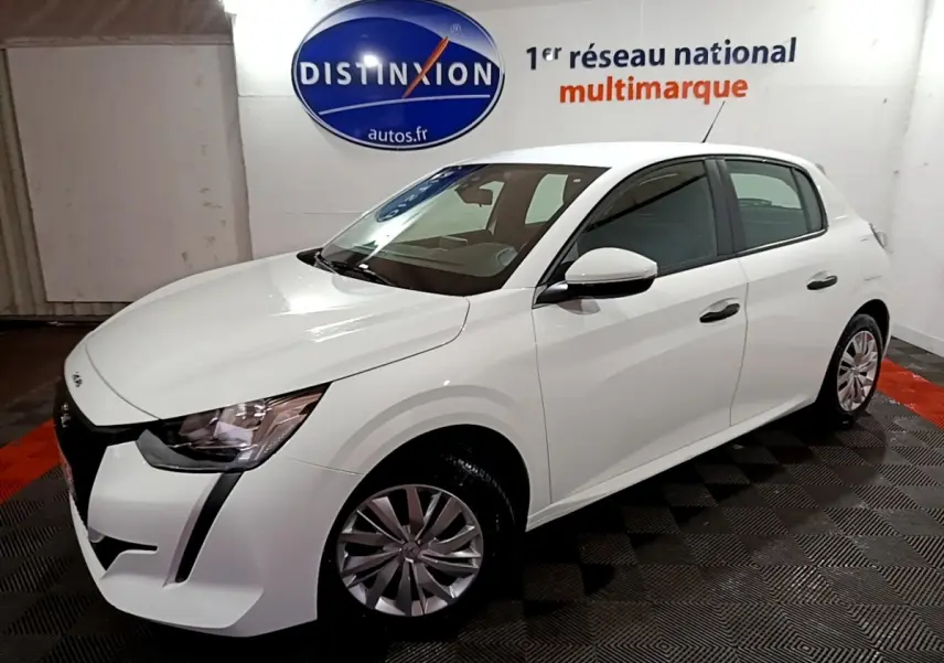 PEUGEOT 208 blanc vue 3/4 avant droit dans un showroom avec jantes alliage et phares LED distinctifs.