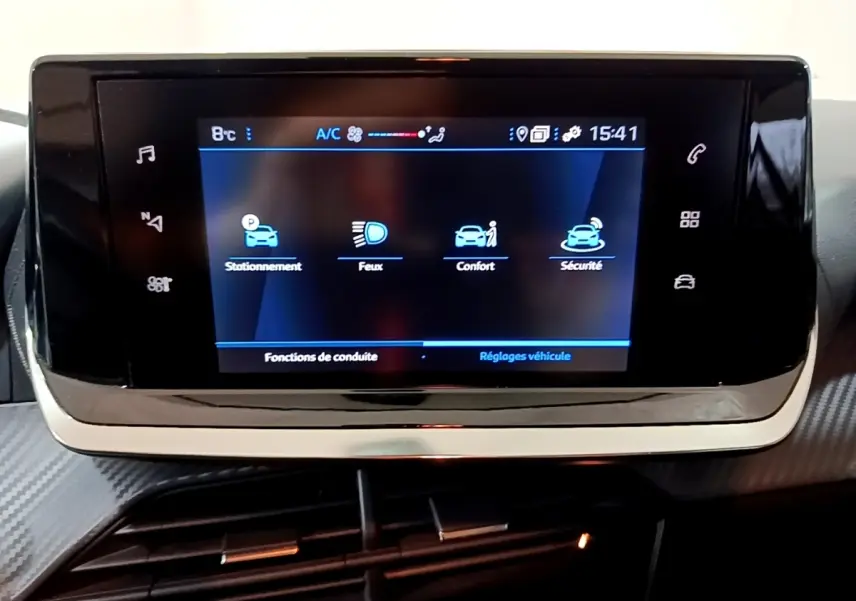 Écran tactile central de la Peugeot 208 1.5 BlueHDi 100 S&S Premium affichant les réglages véhicule en intérieur.