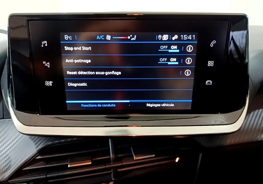 Écran tactile central affichant les réglages de conduite dans l'habitacle d'une Peugeot 208 blanche de 2021.
