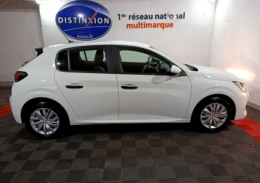 Vue de profil côté gauche d'une Peugeot 208 blanche 2021 dans un showroom avec sol à damier et mur blanc.