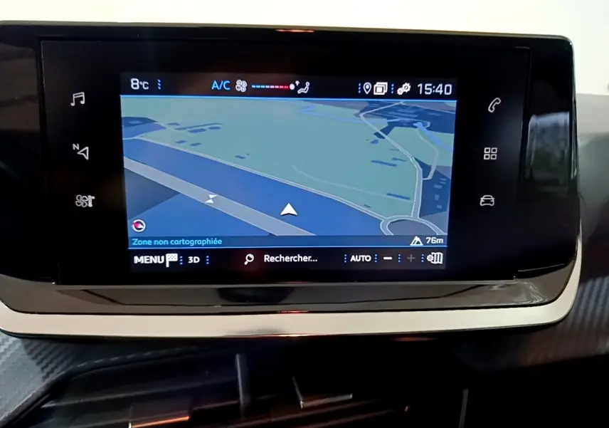 Écran tactile central de navigation de la Peugeot 208 blanc, affichant une carte et les réglages climatisation.