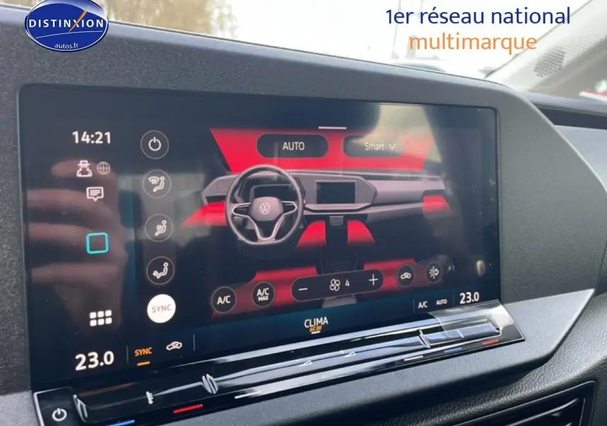 Écran tactile central du tableau de bord du Volkswagen Caddy 2025, affichant la climatisation à 23°C.