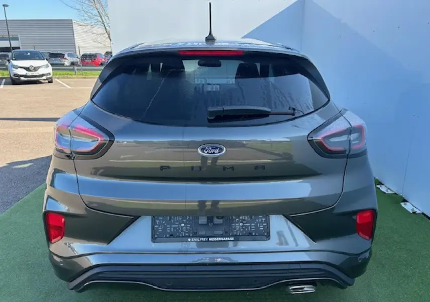 Vue arrière d'un Ford Puma gris Magnetic 2023 avec feux LED et hayon électrique mains libres.