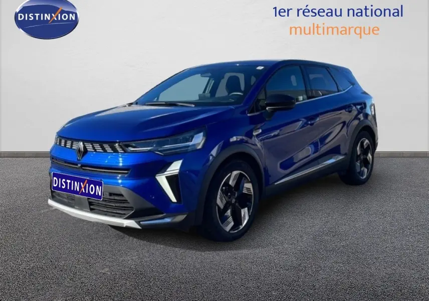 Vue 3/4 avant droite d'une Renault Symbioz 2025 bleu iron metal avec jantes modernes et calandre distinctive.