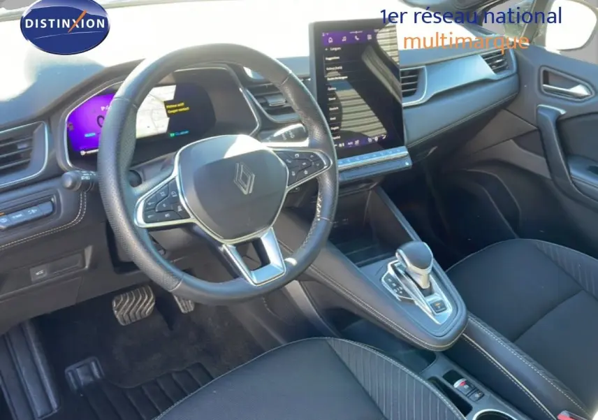 Vue intérieure côté conducteur de la Renault Symbioz 2025, tableau de bord noir avec écran tactile vertical et volant multifonction.