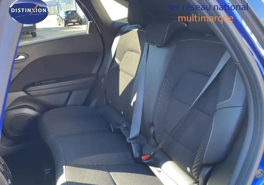 Vue intérieure côté droit des sièges arrière noirs du Renault Symbioz bleu iron metal, avec ceinture de sécurité attachée.