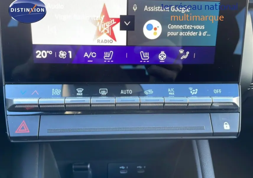 Gros plan sur la console centrale tactile du Renault Symbioz 2025, avec commandes climatisation et écran digital.